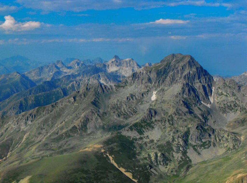 Why Should I Visit Jaroconca Mountain​